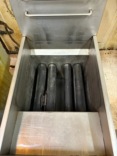 Open fryer compartment