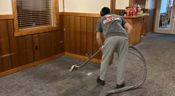 Carpet extraction in a restaurant dining room Carpet extraction in a restaurant dining room